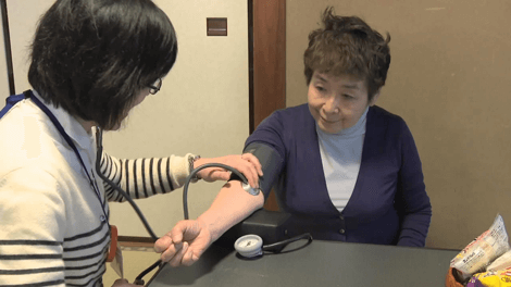 血圧を測っている写真